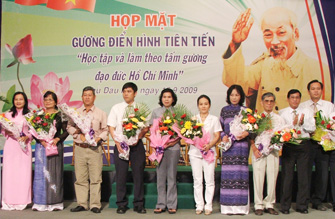 Năm 2010, Bình Dương gắn Cuộc vận động với xây dựng Đảng trong sạch, vững mạnh